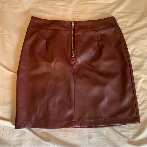 Burgundy miniskirt - Picture 3 of 5